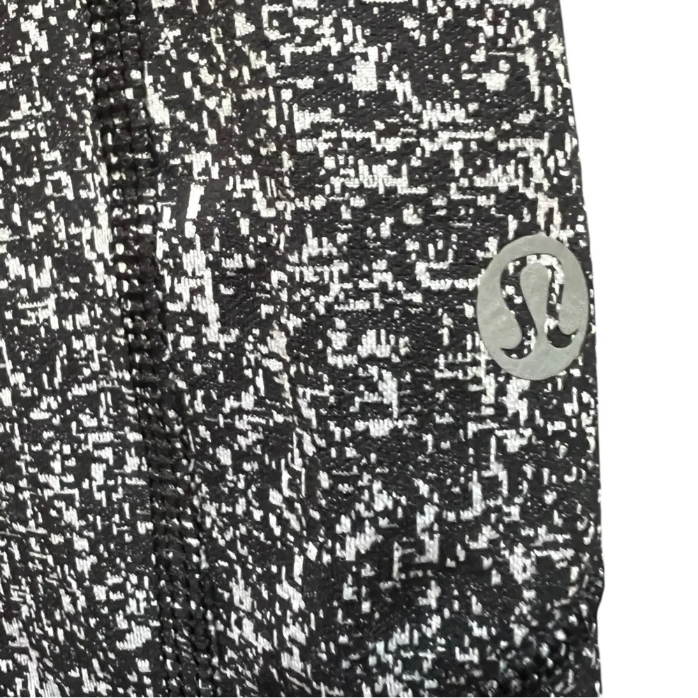 Lululemon Athletica Black Capri Leggings EUC 6 - Picture 2 of 6